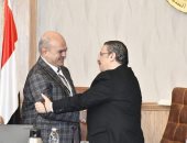 رئيس جامعة قناة السويس يكرم الدكتور أسامة عنتر عميد الطب السابق