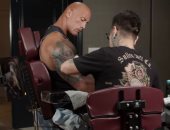 ذا روك يوثق تفاصيل آخر تجربة رسم وشم على جسده.. فيديو وصور