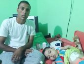 8 سنوات يأكل ويشرب عن طريق أمبوبة.. والد طفل بنى سويف يناشد وزيرة الصحة إنقاذ ابنه