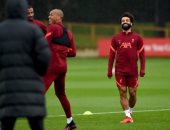 ابتسامة وتركيز محمد صلاح يتصدران مران ليفربول استعدادا لـ مانشستر سيتي.. صور