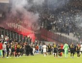 حرب الألعاب النارية توقف مواجهة مارسيليا ضد جالاتا سراي 8 دقائق.. فيديو