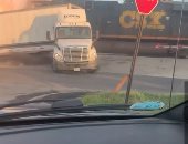 لحظة اصطدام قطار بشاحنة متوقفة على شريط سكة حديد فى أمريكا.. فيديو وصور