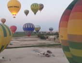 13 رحلة بالون طائر تحلق بالأقصر تقل 260 سائحا أجنبيا من جنسيات مختلفة.. صور