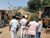 إزالة 30 عشة ومبنى عشوائى بمساحة 1700 متر بمنطقة الصداقة القديمة بأسوان.. صور