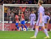 أتلتيكو مدريد يتفوق على برشلونة بثنائية بالشوط الأول فى قمة الليجا.. صور