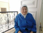 55 سنة ماغبتش يوم من شغلها.. أم محمد أشهر عاملة فى مدرسة ببورسعيد.. لايف وصور
