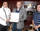 محافظ بنى سويف يكرم لاعب منتخب مصر أفضل ليبرو فى العالم بكرة الطائرة "جلوس" 