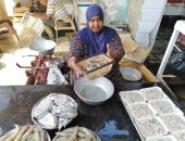 حكاية "أم محمد" أشهر بائعة سمك في سوق الأنصاري بالسويس.. لايف وصور