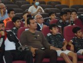 محافظ بورسعيد يترك كرسيه ويجلس بجوار الأطفال فى احتفالية نصر أكتوبر.. صور