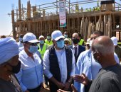 وزير الإسكان يتفقد مشروعات الصرف الصحى بقرى "حياة كريمة" بأسوان.. فيديو وصور