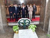 الرئيس السيسى يضع أكاليل الزهور على قبر الجندى المجهول وجمال عبد الناصر والسادات