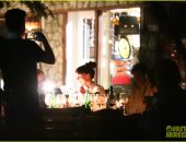 داكوتا جونسون تحتفل بعيد ميلادها "على الضيق" وسط أضواء الشموع
