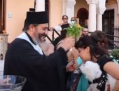 كهنة يباركون كلاب أليفة في قبرص خلال اليوم العالمي للحيوانات.. فيديو