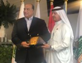 رئيس الاتحاد العربى يكرم محمد مصيلحى فى البطولة العربية للسلة 