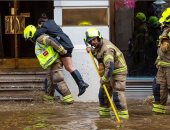 مياه الفيضانات تغرق شوارع لندن وتتسبب فى فوضى بحركة المواطنين والمرور.. صور