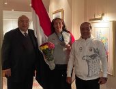 سفير مصر بالنرويج يستقبل سمر حمزة بعد البرونزية التاريخية.. صور 
