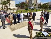 محافظ بورسعيد يضع إكليلا من الزهور على النصب التذكارى احتفالا بنصر أكتوبر
