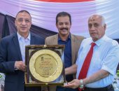 محافظ الإسكندرية يكرم إدارة السياحة والمصايف ويشيد بدورهم خلال الموسم.. صور