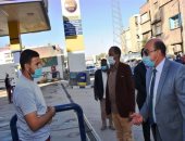 محافظ أسوان يكلف رؤساء المراكز والمدن بمتابعة انتظام مواقف السيرفيس