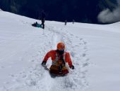 أول شخص فى العالم.. روسى "بدون قدمين" يتسلق ثانى أعلى قمة جبلية.. فيديو وصور