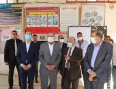 محافظ كفر الشيخ يتفقد عددا من المدارس ويشارك الطالبات تحية العلم للفترة الثانية.. صور