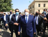 وزير التعليم العالى والخشت يشهدان تحية العلم أمام قبة جامعة القاهرة.. فيديو