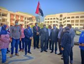 رئيس جامعة المنيا يشارك الطلاب تحية العلم والنشيد الوطنى فى أول يوم دراسى