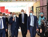 رضا حجازى خلال متابعة أول يوم دراسة: التعليم الحضورى أهم وأكثر جذبًا للطلاب