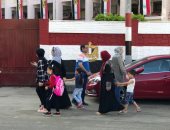 أولياء الأمور بالدقهلية يصطحبون الأطفال للمدارس فى العام الدراسي الجديد.. لايف