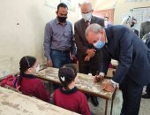 محافظ القليوبية يستمع للطلاب فى أول أيام العام الدراسى الجديد بمدارس بنها