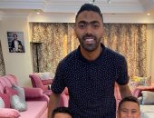 حسين الشحات يحتفل بعودة المدارس مع توأمه أحمد وآسر: أسعد يوم فى حياتى