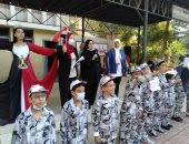 طلاب مدرسة بالقاهرة يحتفلون بانتصارات أكتوبر فى أول يوم دراسة.. صور