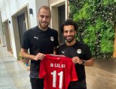 محمد صلاح يهدي قميصه لبسام حارس مرمى الطلائع.. صورة
