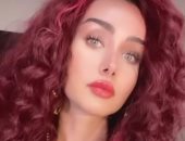 هنا الزاهد تطل بالشعر الأحمر فى أحدث ظهور لها معلقة.. صورة