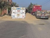 انقلاب سيارة محملة بالرمال بمدخل مشتول السوق فى الشرقية