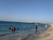 بث مباشر.. شواطئ مطروح تواصل جذب عشاقها رغم الأجواء الخريفية 