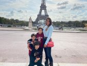 عائلة ليونيل ميسي في نزهة أمام برج إيفل بدونه لانشغاله مع منتخب بلاده