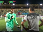 محمد الشناوى يخرج مصابا ويوجه رسالة للحضرى فى مباراة مصر وليبيا.. فيديو