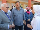 محافظ بورسعيد يتابع سير العملية التعليمية بالمدارس.. ويستجيب لشكوى مواطنة