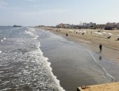 طقس خريفى ببورسعيد.. عشرات المواطنين يستمتعون تحت الشماسى.. فيديو وصور