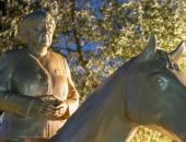 فنان يكرم أنجيلا ميركل بتصميم تمثال ذهبى لها على حصان.. فيديو وصور