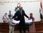 استجابة لبرنامج صندوق محسوب.. القوى العاملة تسلم أسرة قصار القامة عقود العمل