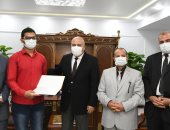 محافظ قنا يكرم الثانى على الجمهورية فى شهادة الثانوية العامة 