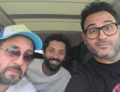 أكرم حسنى وكريم محمود عبدالعزيز وهشام ماجد يستمتعون بوقتهم على أنغام أما براوة