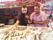 البطارخ ظهرت فى بورسعيد.. شاهد أكبر سمكة لوت فى سوق الأسماك.. لايف
