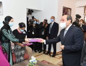 الرئيس السيسي يهدى أبناء أسر الإسكان بديل المناطق غير الآمنة "تابلت".. صور