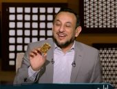 ردا على فتاوى التحريم.. رمضان عبد المعز يظهر بحلوى المولد على الهواء