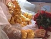 تزينت بوزنها ذهبا.. عروس ترتدى 60 كيلو جراما مجوهرات في الصين (فيديو)