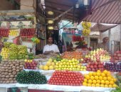الطماطم بـ8 جنيهات والجوافة والموز بـ10.. استقرار أسعار الخضار والفاكهة بالصعيد