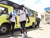 وصول لاعبى توسكر الكينى إلى ملعب نيايو استعدادا لمواجهة الزمالك.. صور